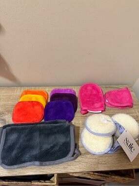 NWOT NEVER USED Makeup Erasers & Saie Beauty Rounds